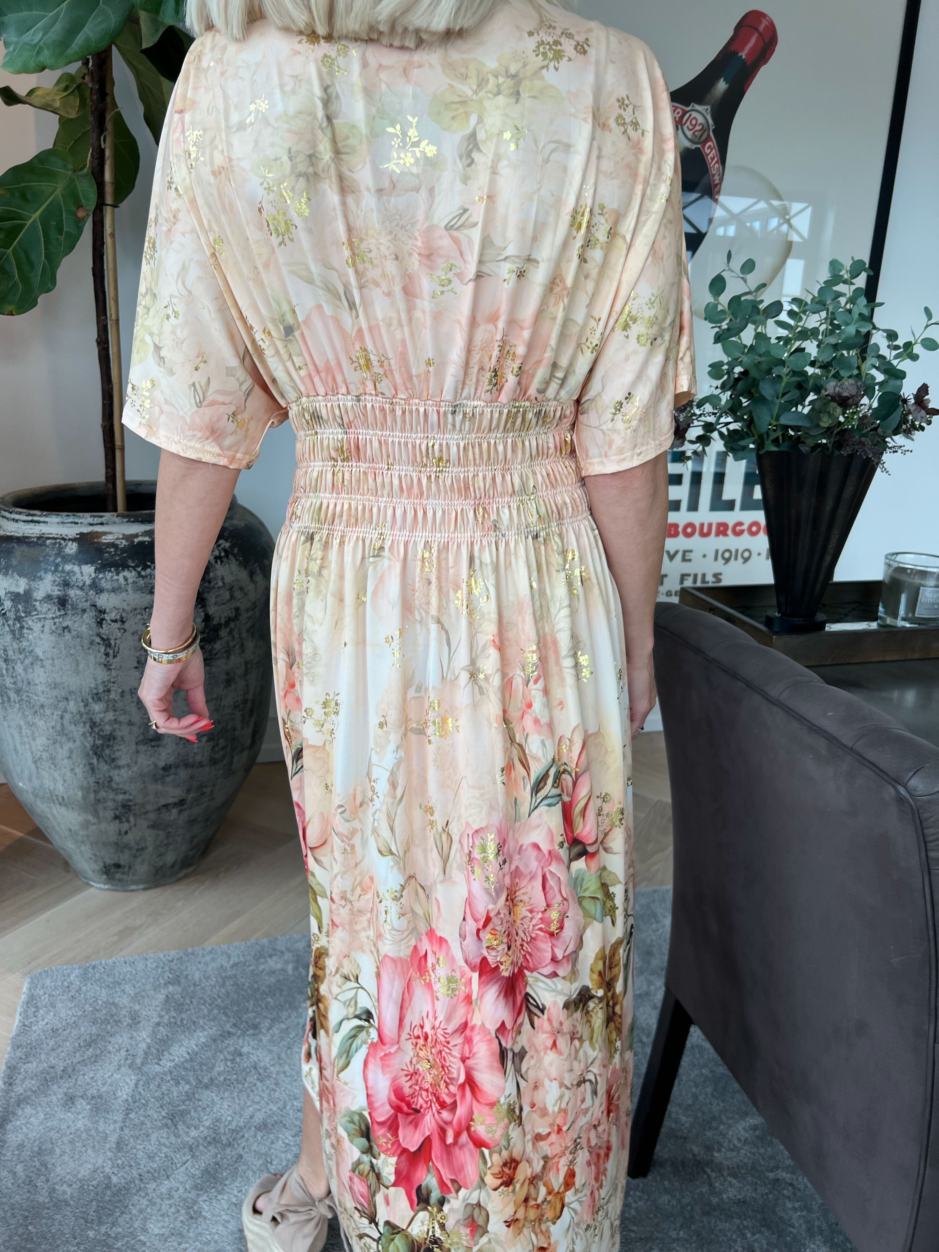 Pams Ethereal Midi - Elastisk kjole med blomster motiver og guld detaljer